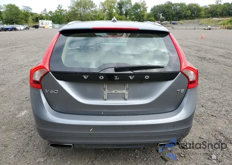 2016 Volvo V60 T5 Platinum z USA, uszkodzony, nr VIN YV140MEM2G1295752